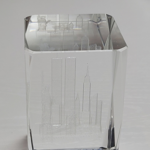 Clear glass paperweight I love New York cityscape - Picture 9 of 9